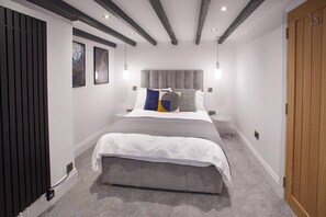 Burns Yard Apartment, Whitby - Host & Stay