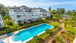 Stylish Oceanfront Buildings w/2 Pools & Sun-loungers