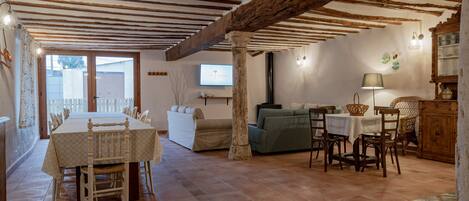 Salón-comedor-cocina de 70m2. Dispone de una mesa con capacidad para 15 personas