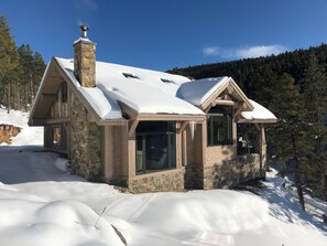 Modern Mountain Beauty Modern Mountain Beauty No matter the season, this house looks amazing.