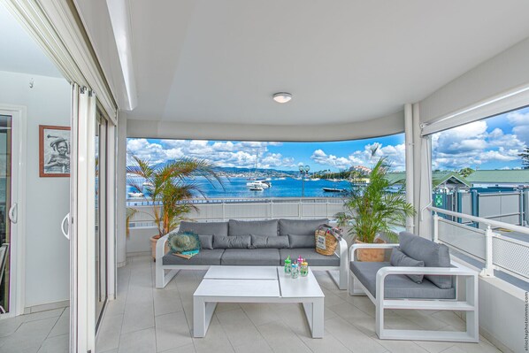 The sumptuous flat La Lagune, offers an exceptional view of the bay of Fort de France.