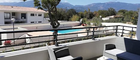 Une terrasse de 20m² alliant coin repas & coin apéro, avec une vue sur piscine