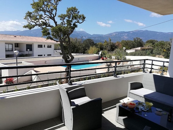 Une terrasse de 20m² alliant coin repas & coin apéro, avec une vue sur piscine