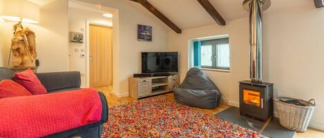 Potter's Barn, St Agnes. Cosy sitting room with wood burning stove