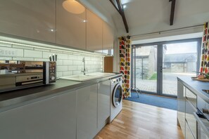 Hunter's Barn, St Agnes. Light floods into the kitchen