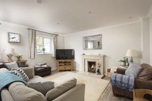 September Sea, Port Isaac. Ground floor:  With an inviting atmosphere, you are sure to feel at home here