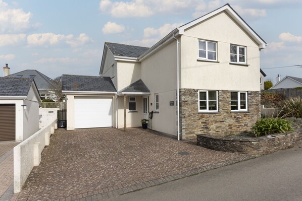 Welcome to September Sea, a lovely family retreat settled near Port Isaac