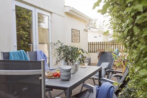 September Sea, Port Isaac: The rear patio beckons alfresco dining