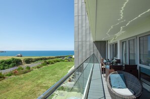 Harbour Lights in Lusty Glaze, Newquay: Private balcony with spectacular sea views