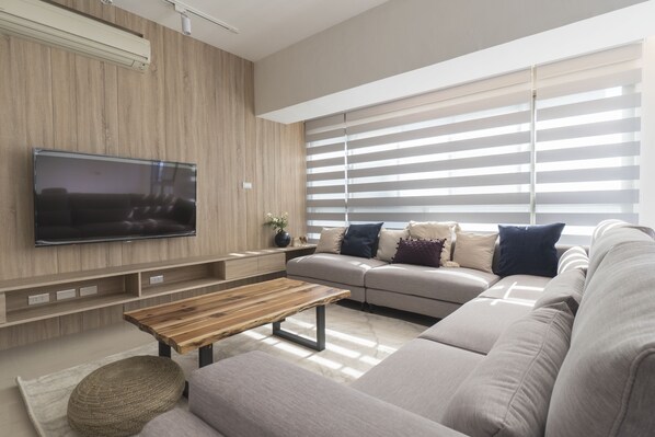 Stunning Living Room:
• 55" Smart TV
• Large Comfy Sofa 
• Natural Lighting 
