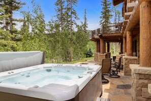 1.4-Hilltop-Hideaway-Mountain-Village-Vacation-Rental-Hot-Tub1