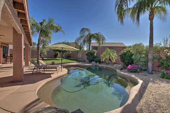 Come visit this beautiful 2-bedroom, 2-bathroom home in Phoenix.