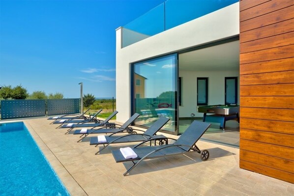 Swimming pool