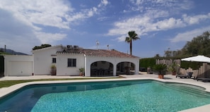 mit privatem Pool und Terrasse
