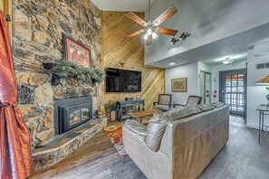 Living Room | Free WiFi | Smart TV w/ Cable | Central A/C & Heat