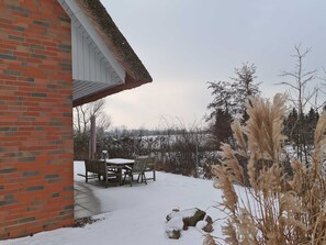 Winteridylle am Reetdachhaus