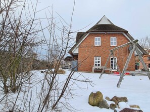 Winteridylle am Reetdachhaus