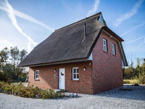 Auffahrt zum Ferienhaus mit 4 Stellplätzen