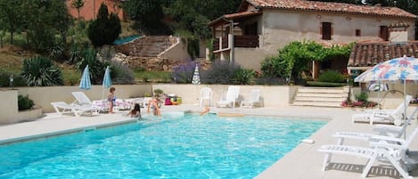 piscine avec vue sur les gites