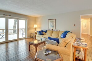Living Room | Smart TV | Free WiFi | Central A/C & Heating