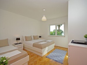 Das Schlafzimmer 1 mit einem Doppelbett und einem Einzelbett