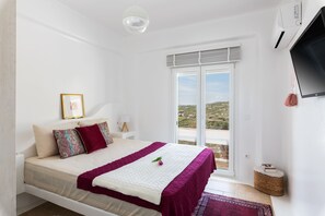1st floor bedroom with mountain view
