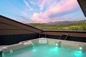 Roof Top Hot Tub with Mountain Views