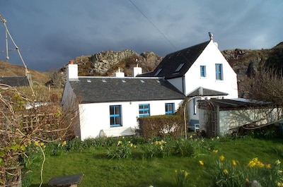  Creagard Cottage, restful  comfortable, secluded. Near Oban. Sea views to Mull,