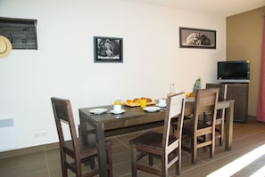 Tuck into a great meal in your dining area.