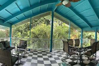 Eco friendly, Tropical paradise,spacious farm stay, conveniently located in Hilo