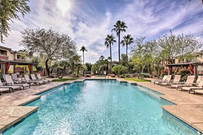 Enjoy plenty of top-notch community amenities like the pool, hot tub, and a gym!