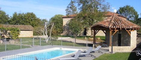 Une magnifique piscine sécurisée en plein coeur du domaine