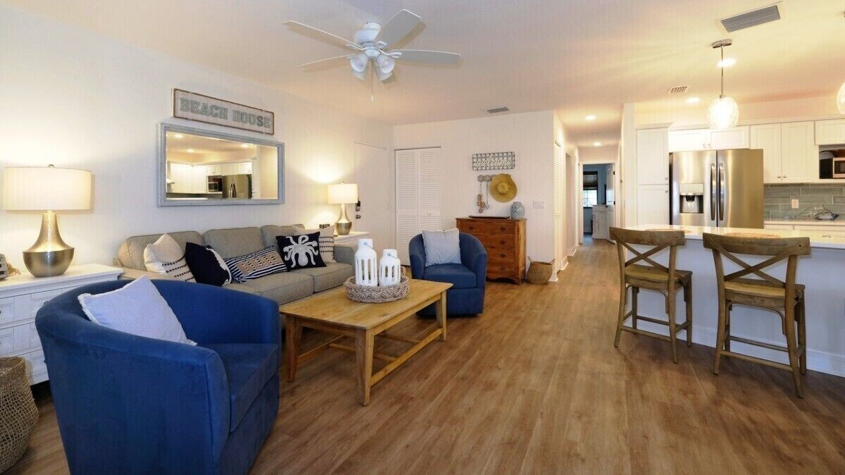GULF FRONT Beautiful Condo w/Heated Pool, FREE WiFi & Trolley, Great Sunsets!