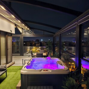 Indoor spa tub