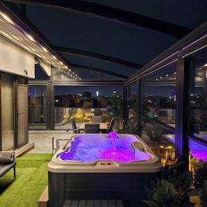 Indoor spa tub