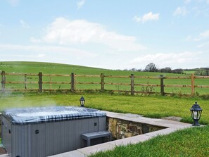 Relaxing, private hot tub | Bluebell Barn, Okehampton
