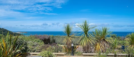Blue Horizon, Carbis Bay: Fabulous views from the front of the property