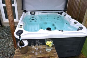 Hot tub 5/6 seater for all those bubbles to come to life