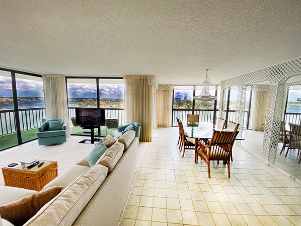Living Room
Contact Christopher for more info and approval info. 4125518008