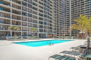 Enjoy the beautiful recreation deck on the 6th floor with a large pool and 2 hot tubs.