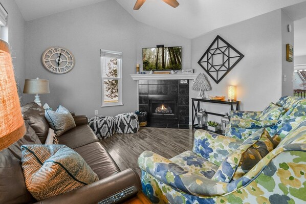 Home Decor, Building, Furniture, Indoors, Living Room