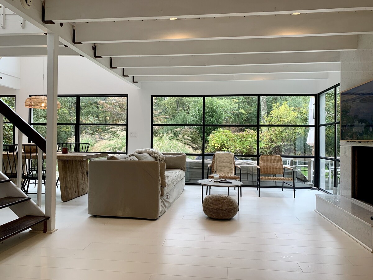 Chic Modern Private Designer 1.5 Acre Private Oasis