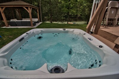 Modern 6 BR Lakefront~Hot tub~Sauna