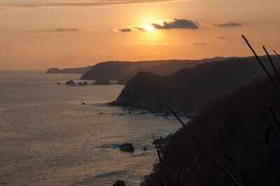 Cabaña privada con vista al mar sobre los acantilados