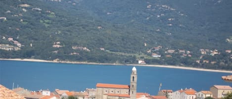  l'église sur fond du golfe