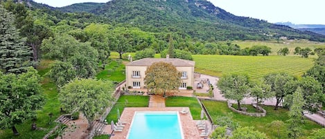 Vue aérienne de la villa Engardin, sa piscine et son immense Poolhouse climatisé