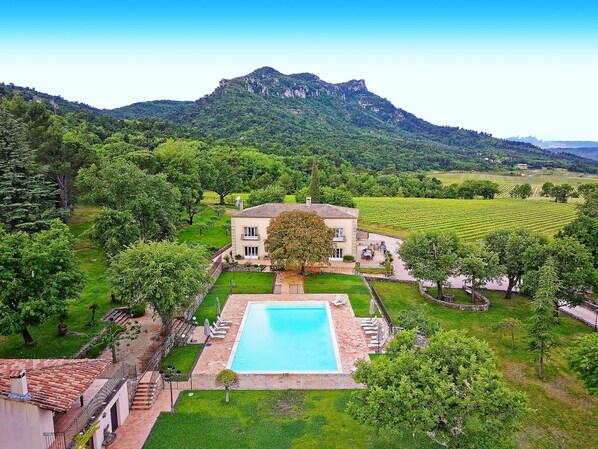 Vue aérienne de la villa Engardin, sa piscine et son immense Poolhouse climatisé