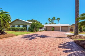 Modern beach house with 3 bedrooms in main house and a separate carriage house with King Bed, Murphy Bed, private bath & kitchenette.