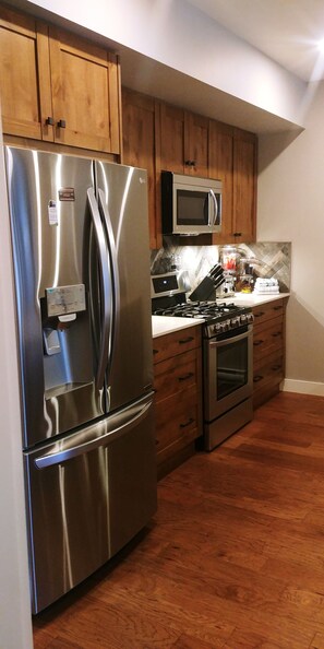 fully stocked kitchen. gas stove. ice maker
