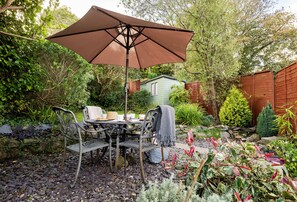 Porthgwidden Cottage, Lelant: The private enclosed garden is a delight